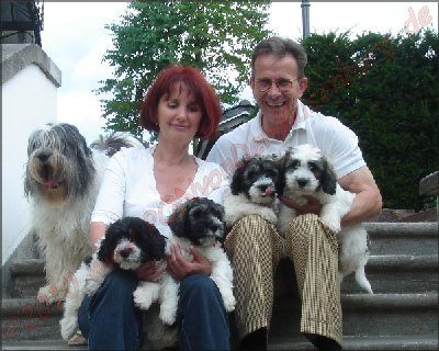 Ursula und Manfred mit Jule und ihren Welpen des A-Wurfes